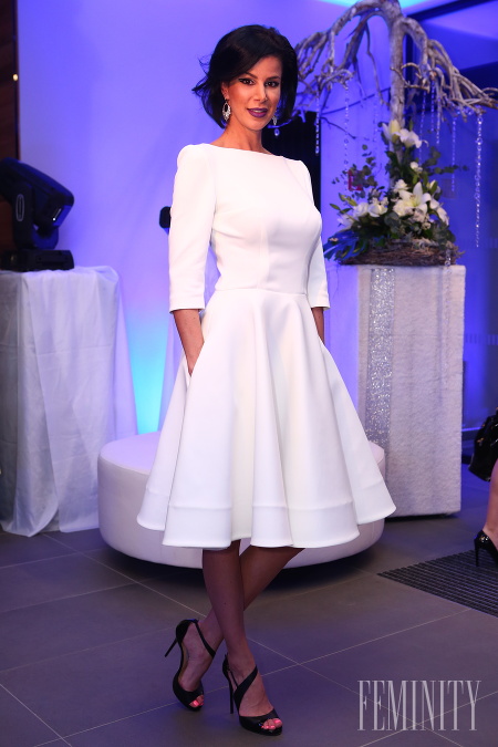 Makeup artistka Zuzana Šutjaková si obliekla v tento večer biele šaty, ktorých strih nám opäť ukazuje, že sukňa v tomto strihu je naozaj trendy