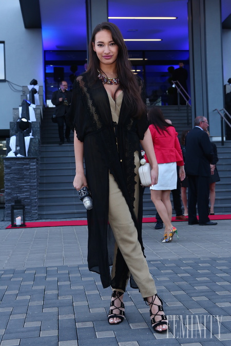 Moderátorka Fashion TV Dominika Ducová zvolila na túto príležitosť overal v béžovom odtieni