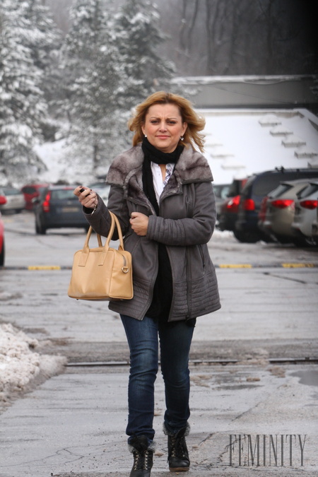 Spisovateľka Evita Urbaníková v ležérnej elegancii a zároveň v praktickom outfite na zimu.