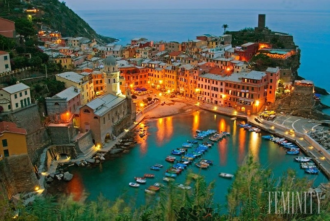 Pozrite sa, ako krásne svieti mestečko Cinque Terre v Taliansku