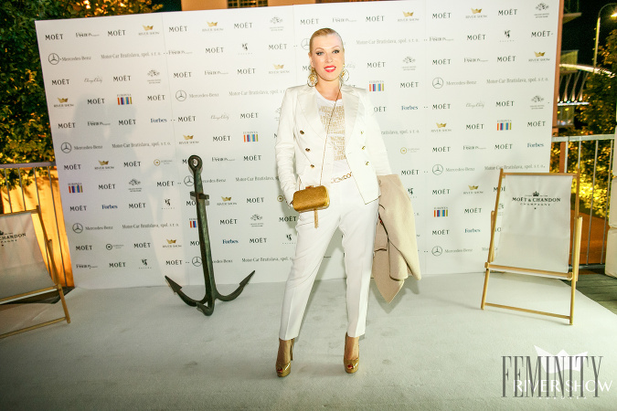Riaditeľka módnej televízie Fashion TV Gabriela Drobová si na túto príležitosť obliekla biely nohavicový kostým a transparentný top