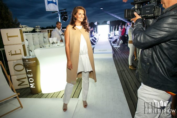 Miss Slovensko 2009 Barbora Franeková oživila biely outfit minimalistickou vestou v odtieni camel