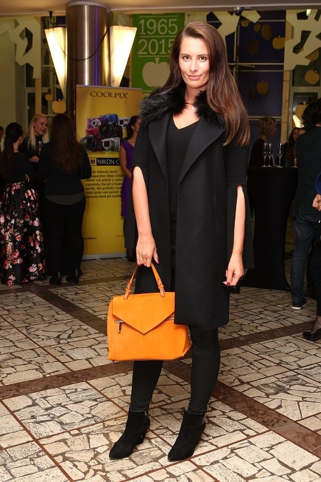 Elegantnú čiernu kombináciu doplnila Barbora Franeková sviežou oranžovou kabelkou