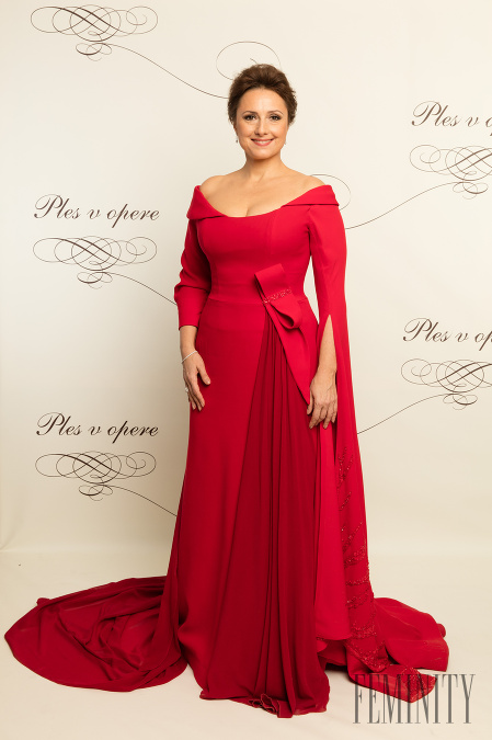 Zuzana Mauréry v červenej róbe mala tú česť moderovať 17.ročník dobročinného Plesu v opere.