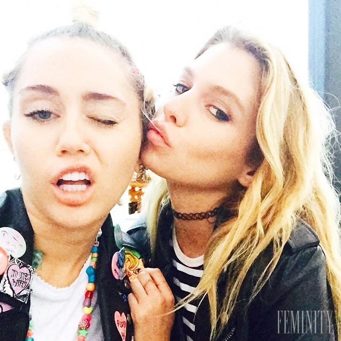 Miley Cyrus tvorila niekoľko mesiacov pár s modelkou Stellou Maxwell