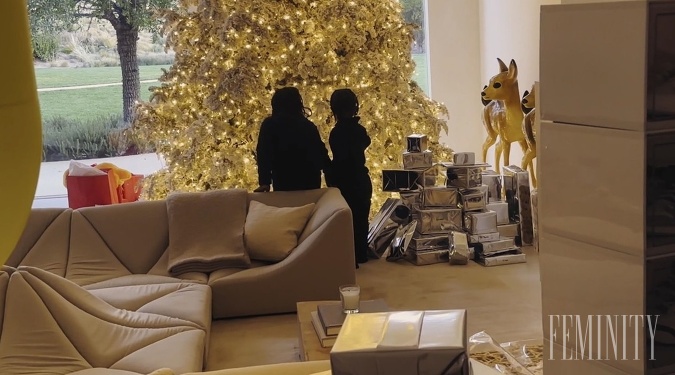 V Kiminej obývačke sa nachádza ďalší vianočný stromček, úplne osvetlený bielo-zlatým svetlom.