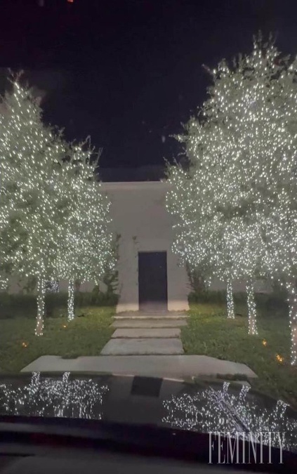 Kim najskôr zverejnila video zo svojej príjazdovej cesty lemovanej vianočným stromčekmi. Vyzeralo to asi takto...