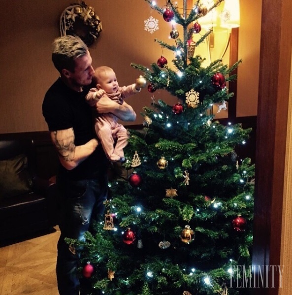 Ján Ďurica s dcérkou Ninou pri vianočnom stromčeku