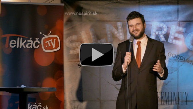 Komik Ján Gordulič vo vystúpení Stand-up Comedy show Silné reči 