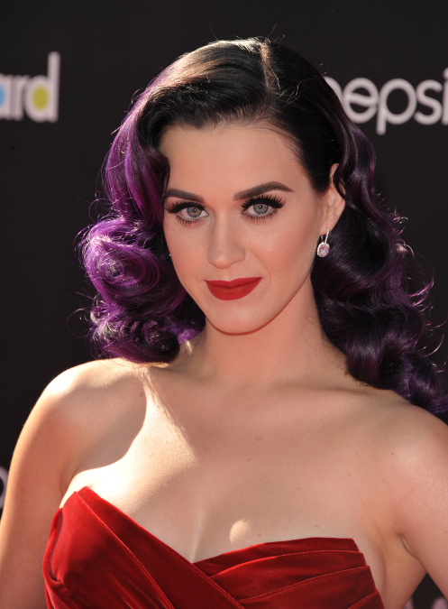 Speváčka Katy Perry sa v detstve za veľké prsia hanbila.