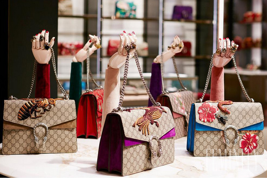 Ikonická kabelka Gucci Dionysus nadekorovaná priamo v jednom z butikov