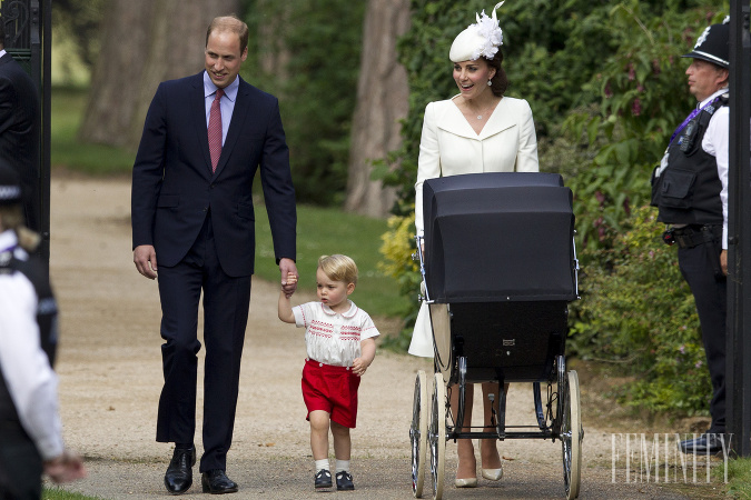 William, George a princezná Kate cestou na krst Charlotte