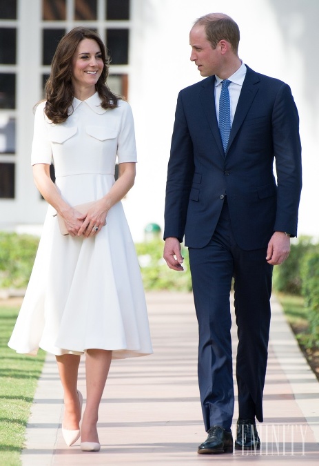 Jednoduché biele šaty na Kate Middleton vďaka tmavým vlasom perfektne vyniknú