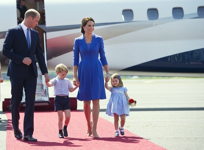Štvorčlenná rodina vyzerala priam úchvatne, zladená do kráľovskej modrej, v ktorej sa predviedla na začiatku svojej cesty, po príchode do Berlína