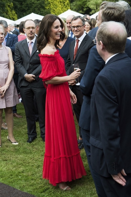 V červených šatách britského dizajnéra Alexandra McQueena doslova žiarila a vyzerala až étericky