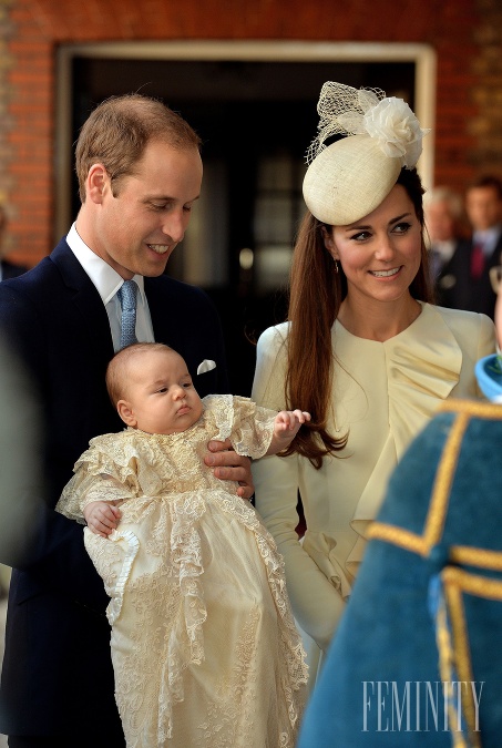 Kráľovská rodinka počas krstu malého Georga, ktorý má občas výraz dospeláka