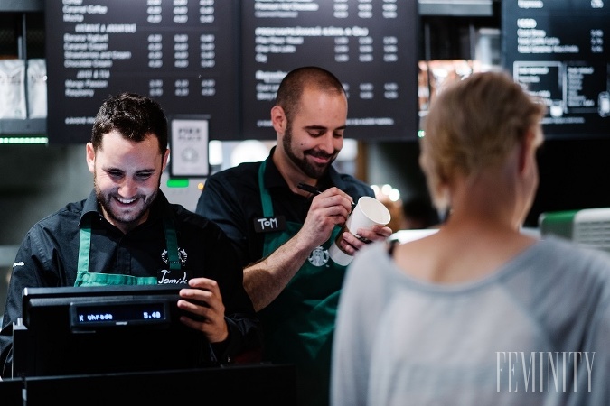 Ako hold prvej kaviarni Starbucks na Slovensku je pri vchode kresba prvej kaviarne Starbucks na Pike Place Market v Seattli