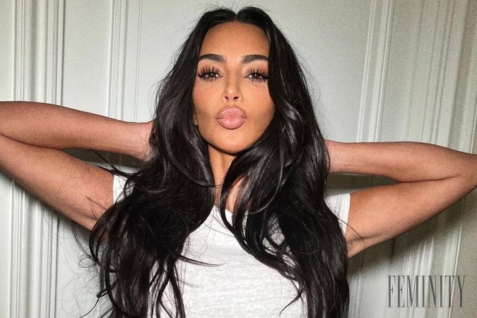 Kim Kardashian sa vracia so svojou starou legendárnou kozmetikou v novom šate. 