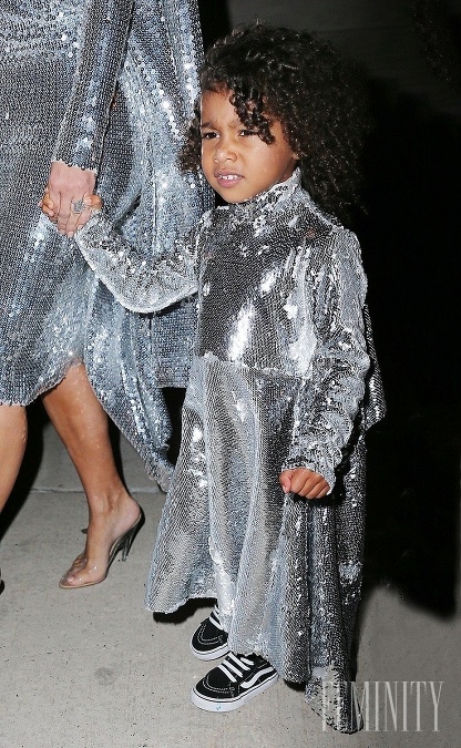 Takto vyparádená išla North West so svojou mamou Kim na koncert svojho slávneho otecka Kanye Westa v Madison Square Garden v NY 