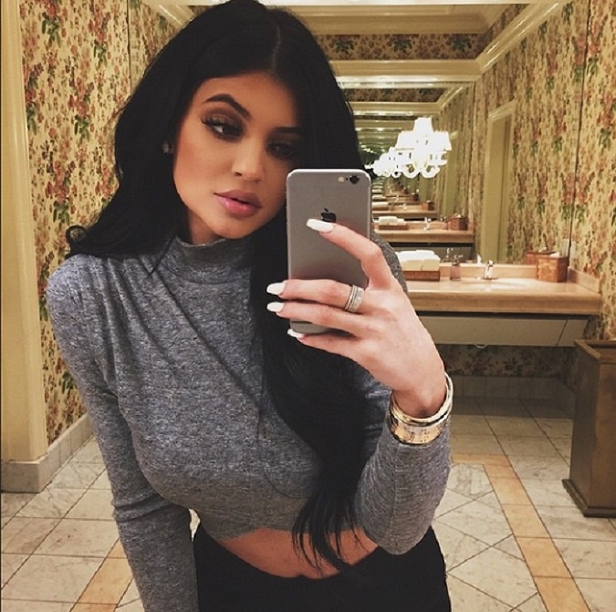 Kylie Jenner ešte nedosiahla dospelosť, no hecuje verejnosť na každom kroku