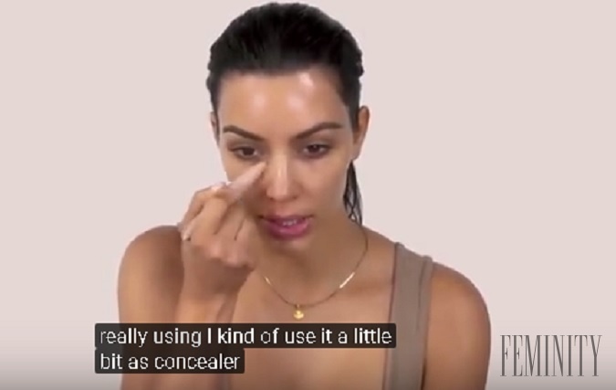 Kim nanesie svetlou časťou kontúrovacej tyčinky Beauty Créme Contour, aby zvýraznila najmä stred čela a okolie nosa