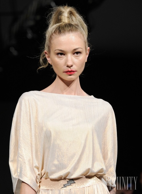 S minimalistickou elegantnou ženskou módou s nádychom nadčasovosti sa predstavila Dánka Camilla Askholm, ktorej modely sú jedinečné vďaka jemným materiálom v podobe zamatu a prepracovaných detailov