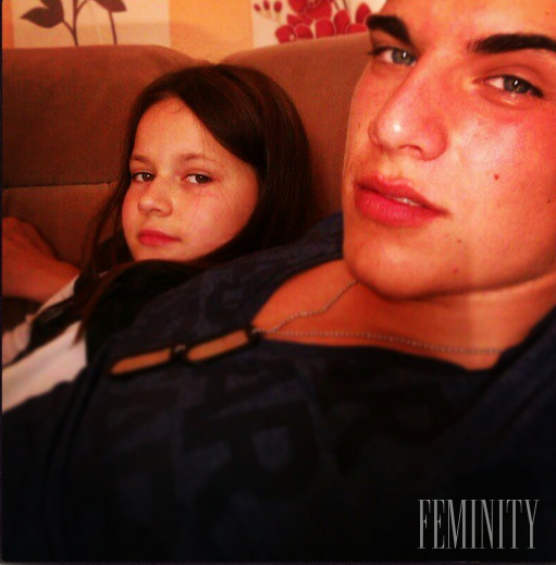 Rodina je rodina a Adam uverejnil na sociálnej sieti fotografiu svojej sestry