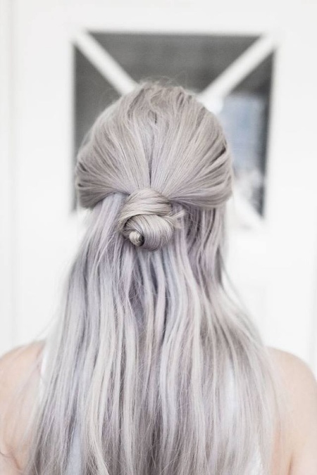 Sivé vlasy sú najväčším vlasovým trendom.