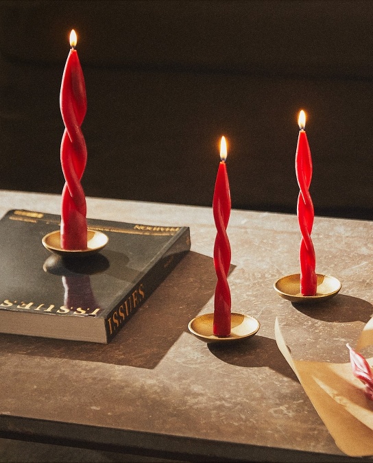 Špirálovité sviečky krásne vyznejú aj na konferenčnom stolíku