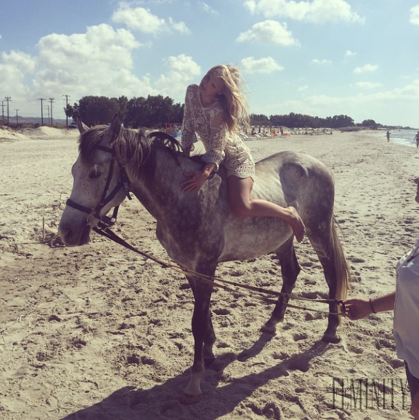Kristína počas fotenia na pláži vyskúšala aj jazdu na koni
