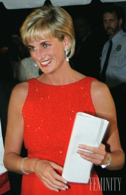 V roku 1996 sa princezná z Wellsu, Diana, s princom Charlesom aj rozviedla