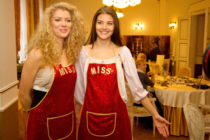 Víťazky kuchárskej súťaže Júlia Kollarová a Dominika Tóthová