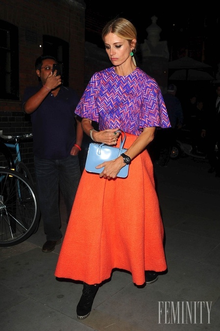 Oranžová áčková sukňa v spojení s fialovým topom je skvelým nápadom na žiarivý outfit