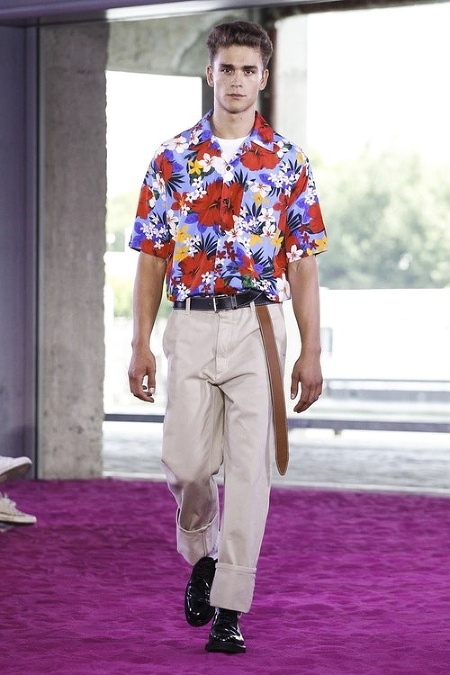 Prehliadkové móla známych návrhárov sa zmenili na Havajské pláže a medzi dominantné prvky patrili práve nápadité košele s kvetinovou potlačou