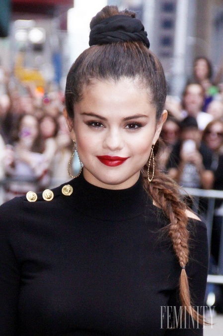 Speváčka Selena Gomez podľahla retro vlasovému doplnku