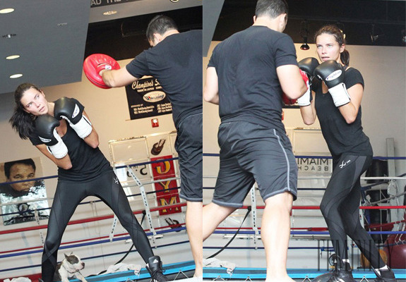 Adriana Lima trénuje box každý deň niekoľko hodín za prítomnosti trénera