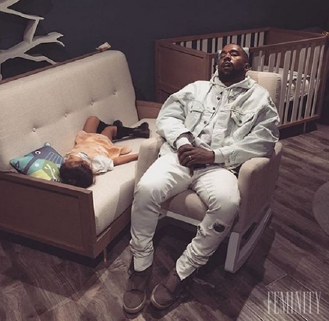 Napríklad taký raper Kanye West si tiež takto zdriemne aj so svojou ratolesťou, kým čakajú na mamu Kim