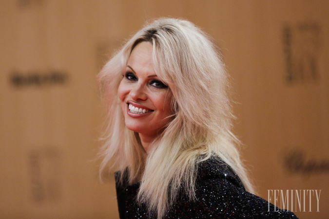 Pamela Anderson šokovala krepovitými strapatými vlasmi