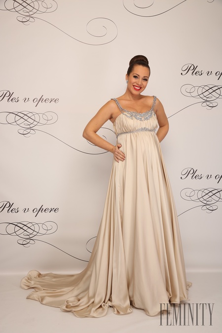 Operná speváčka Adriana Kučerová v saténovej krémovej róbe so striebornými aplikáciami namiesto šperku