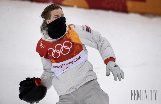 Potom, čo snowboardista Shaun White získal svoju tretiu zlatú medailu, bol taký rozrušený, že hodil svoju prilbu do davu 