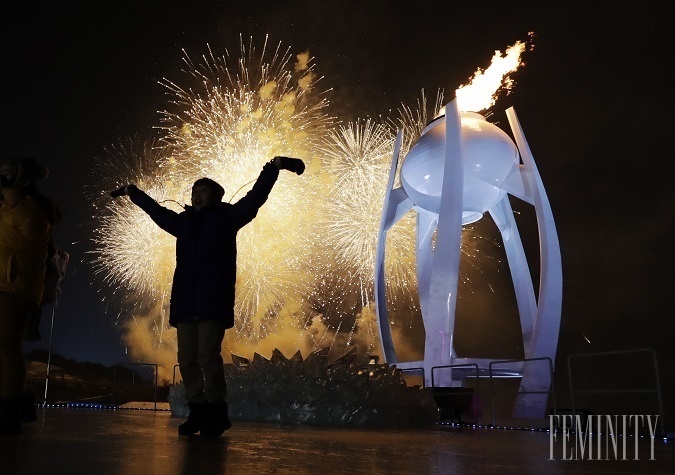 Pohľad na otváracom ceremoniáli, kedy náhodného účastníka odfotili pred olympijským ohňom