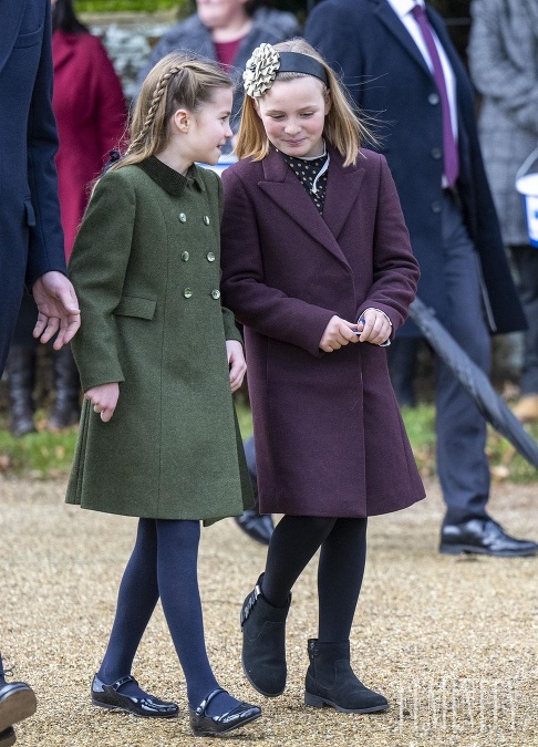Internet sa rozplýval nad tým, ako sa princezná Charlotte zachovala k svojej sesternici z druhého kolena, Mii Tindall vo vianočné ráno. 