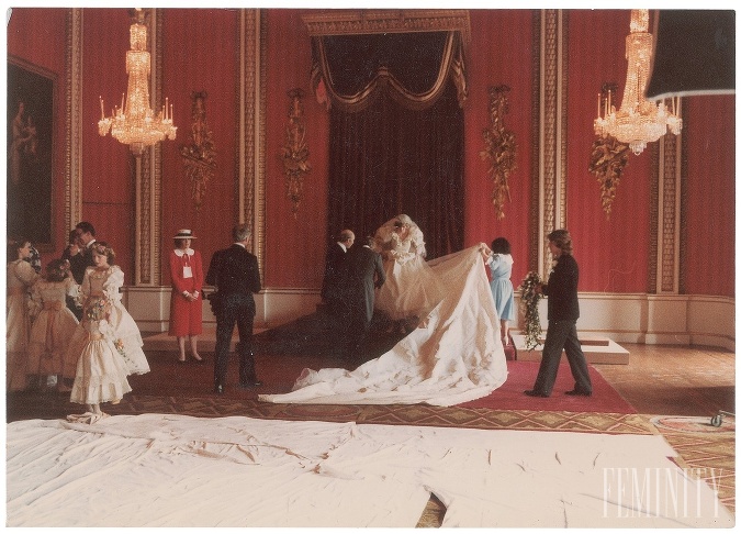 Svadobné šaty, ktoré mala vo svoj veľký deň D Diana na sebe, zhotovovali dlho predtým dizajnéri Elizabeth a David Emanuelovci