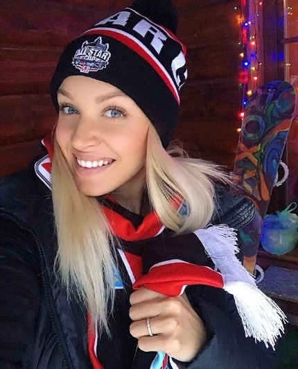 Jeanette Borhyová patrí jednoznačne k najsexi hokejovým fanúšičkám