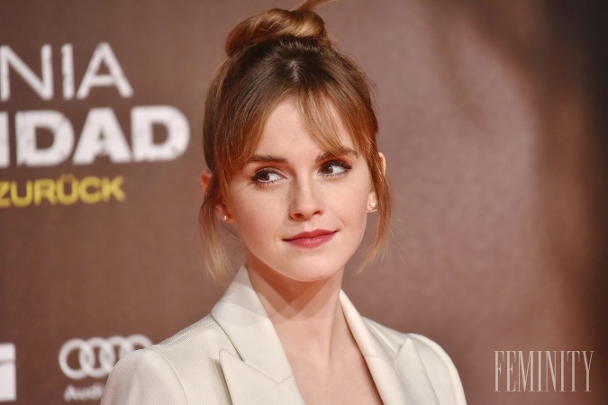 Herečka Emma Watson zvolila vysoký drdol s trendy ofinou