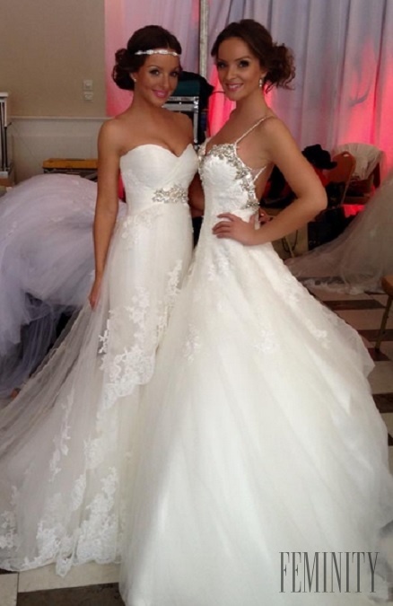 Na svojom Facebooku uverejnila Veronika aj fotografiu, na ktorej je spolu so sestrou v svadobných šatách
