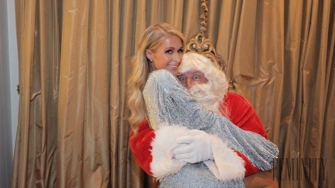 Paris Hilton si Vianoce užíva naplno. Naposledy si takto zapózovala aj so Santa Clausom na vlastnom vianočnom večierku. 
