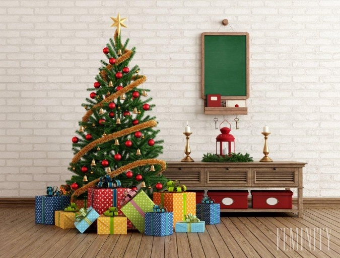 Vianočný stromček, zvyčajne smrek a jedlička, sa v dánskych rodinách zdobí  skôr ako na Slovensku, zväčša už od  Mikuláša
