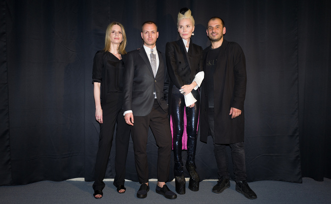 Vernisáž si nenechala ujsť ani módna štylistka Zuzana Kanisová, na fotografii s producentom Miloshom Harajdom, ikonou Daphne Guinness a producentom Jozefom Pavleye