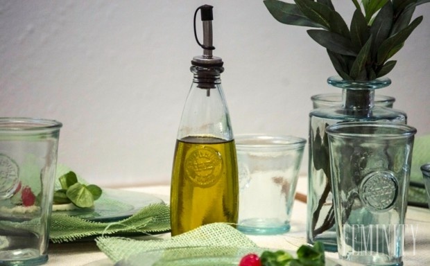 Sklené nádoby na nápoje či olivový olej pôsobia veľmi nadčasovo